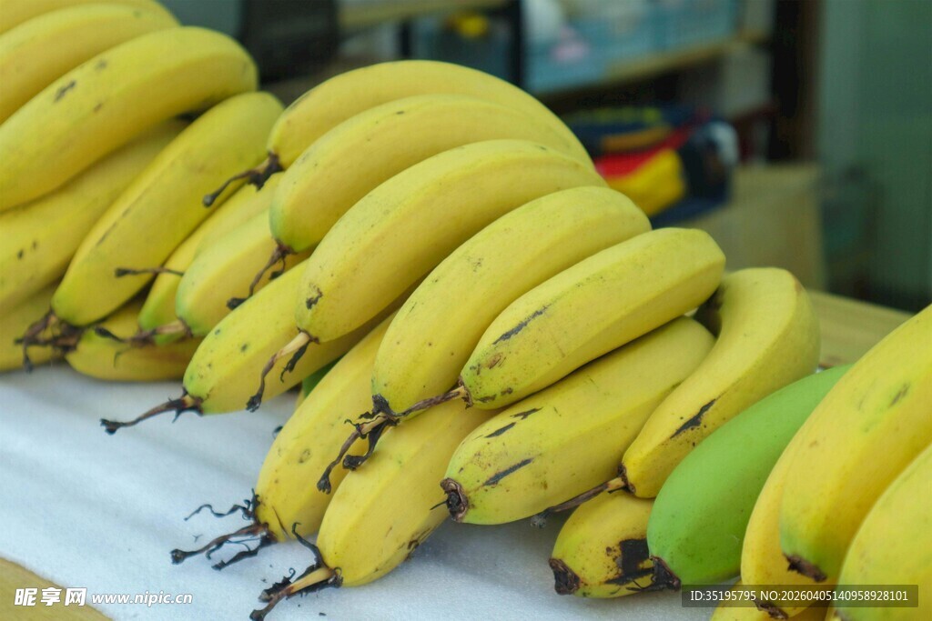 新鲜黄香蕉整齐摆放