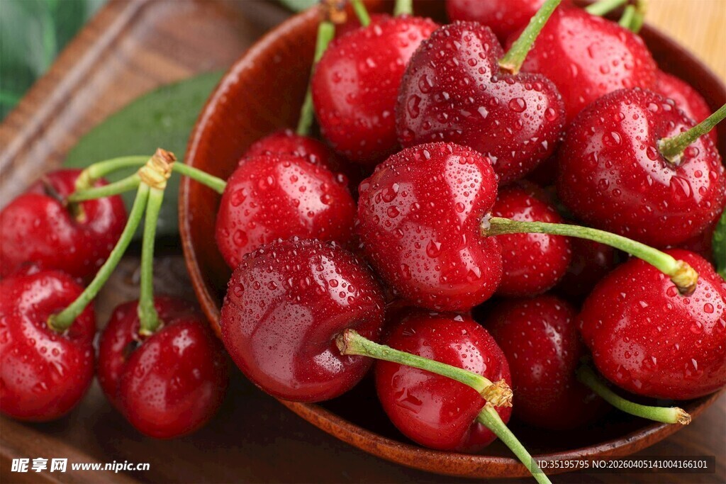 碗中鲜润欲滴的红樱桃