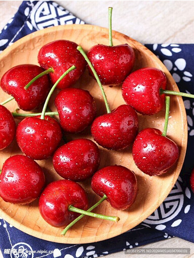 木盘里的新鲜红樱桃
