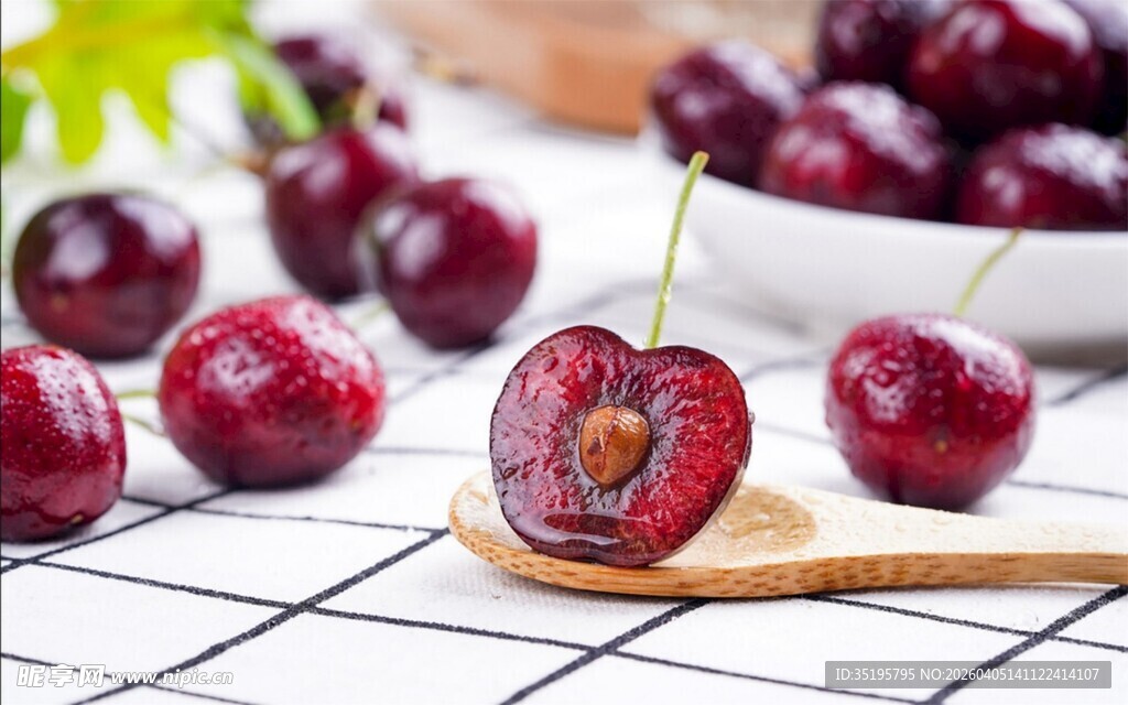 新鲜饱满的樱桃诱人呈现