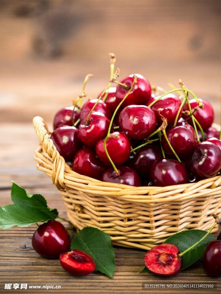 一篮新鲜饱满的红樱桃