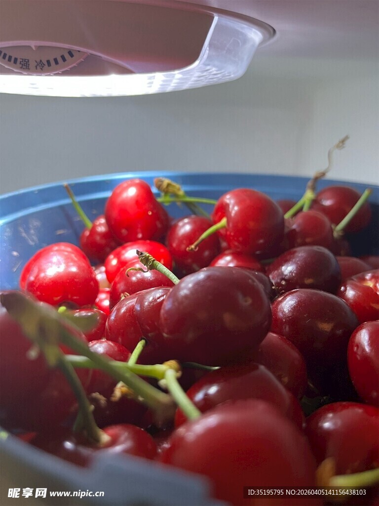 碗中新鲜饱满的红樱桃