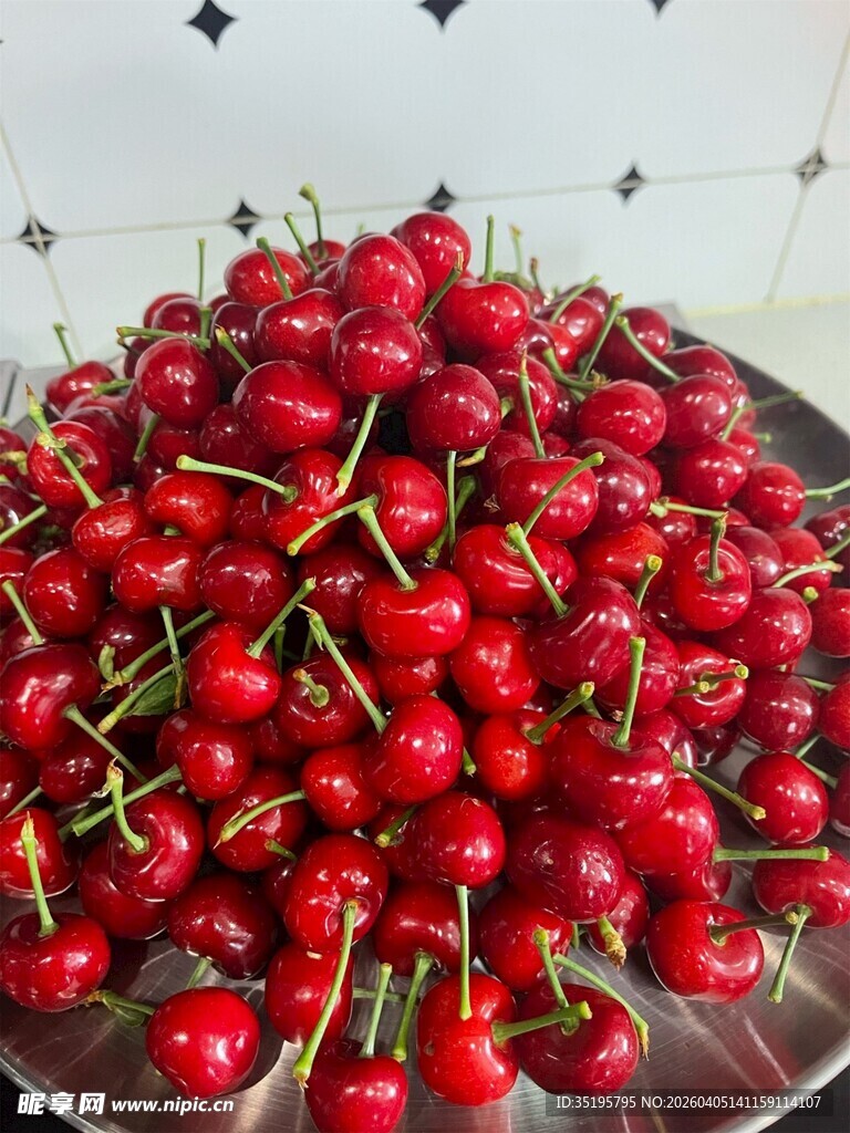 新鲜饱满的大樱桃