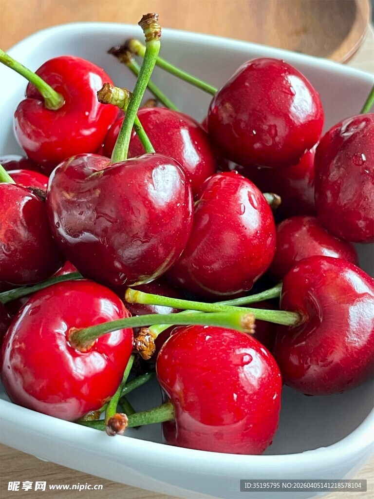 盘中鲜樱桃色泽诱人