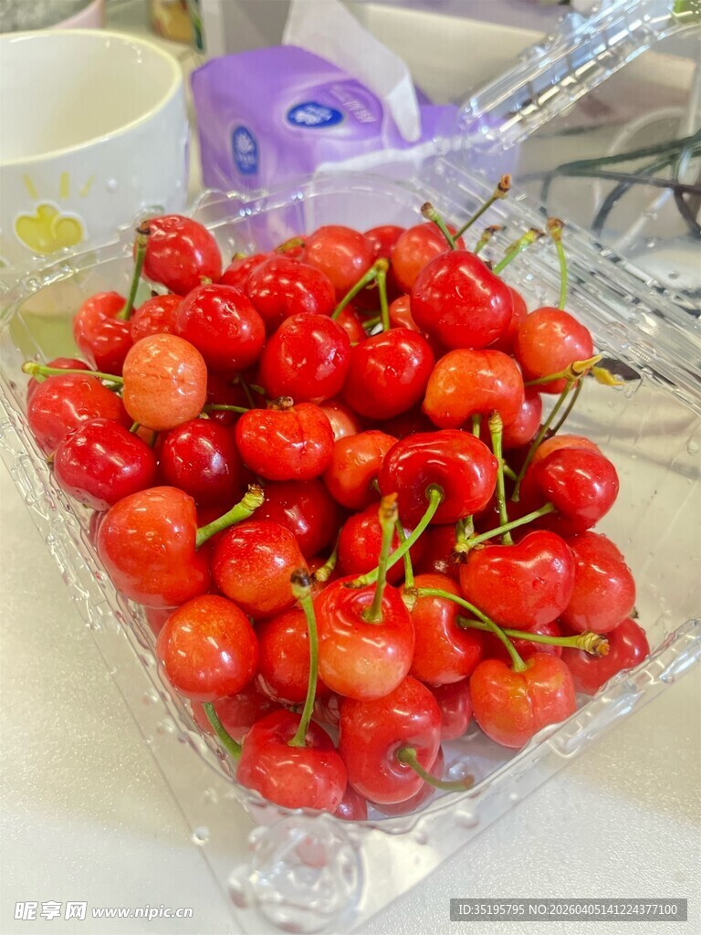 新鲜诱人的盒装樱桃