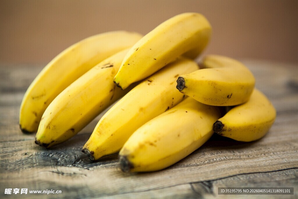 木桌上的新鲜黄香蕉