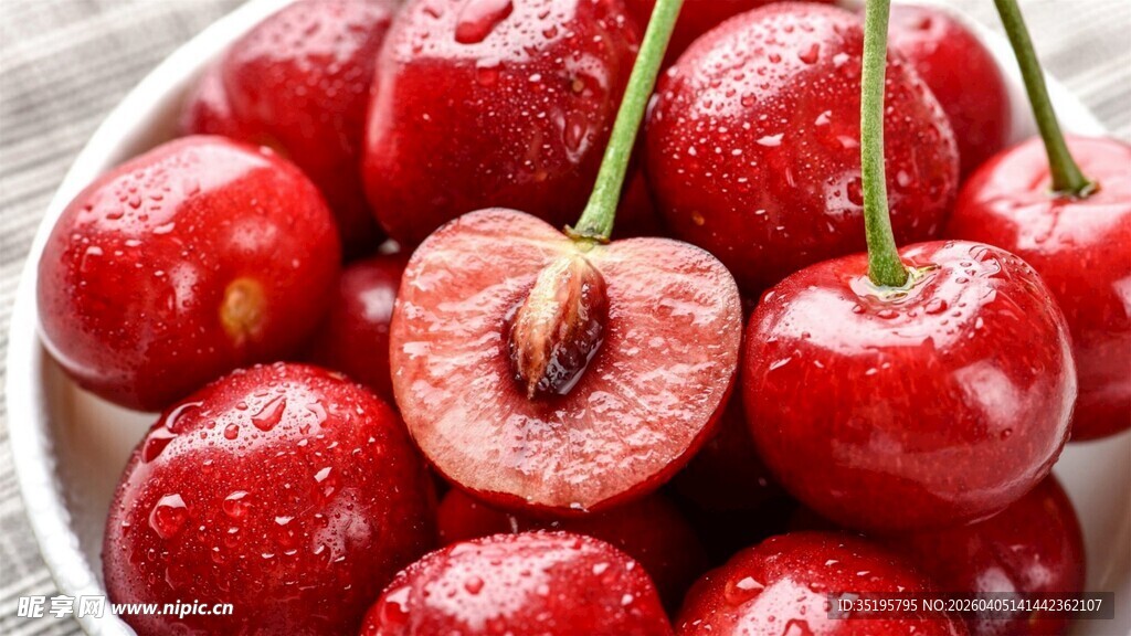 新鲜饱满的多汁大樱桃