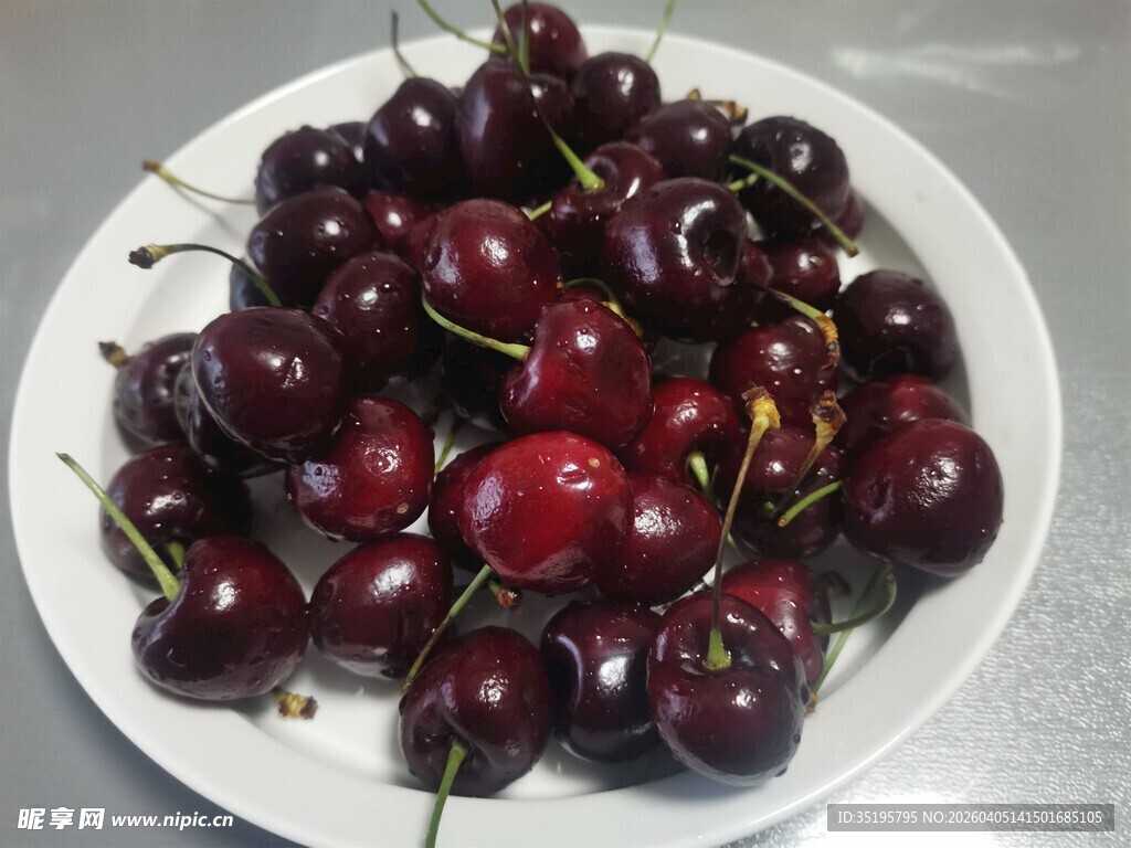 盘中新鲜车厘子