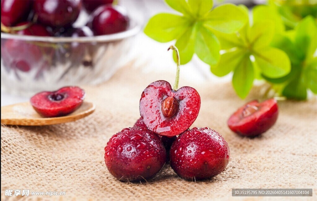 新鲜欲滴的诱人红樱桃