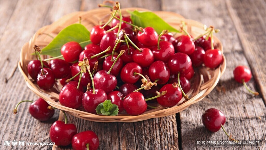 木碗中的新鲜红樱桃