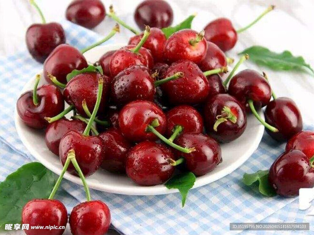 新鲜饱满的盘中樱桃