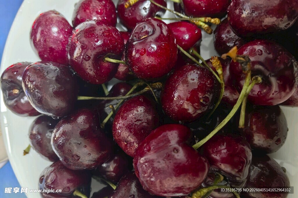 新鲜饱满的大颗车厘子