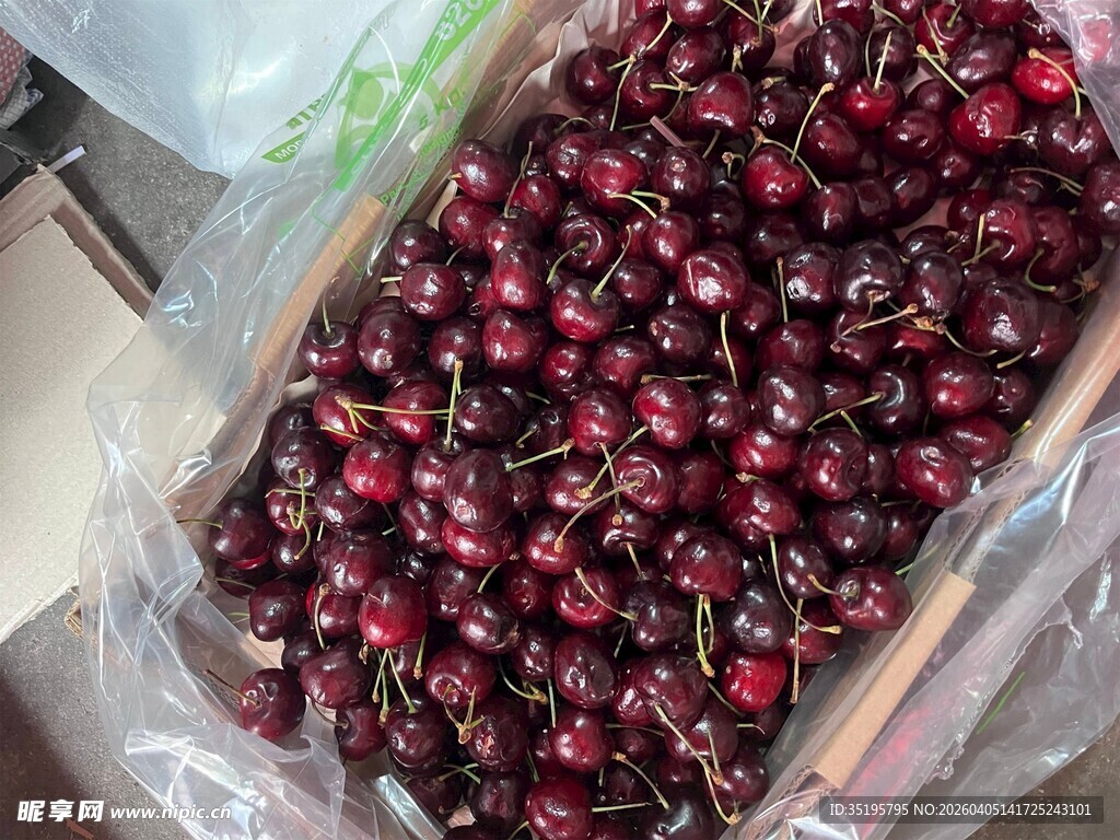 新鲜饱满的盒装车厘子