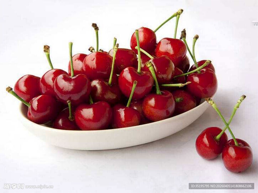 碗中鲜红饱满的新鲜樱桃