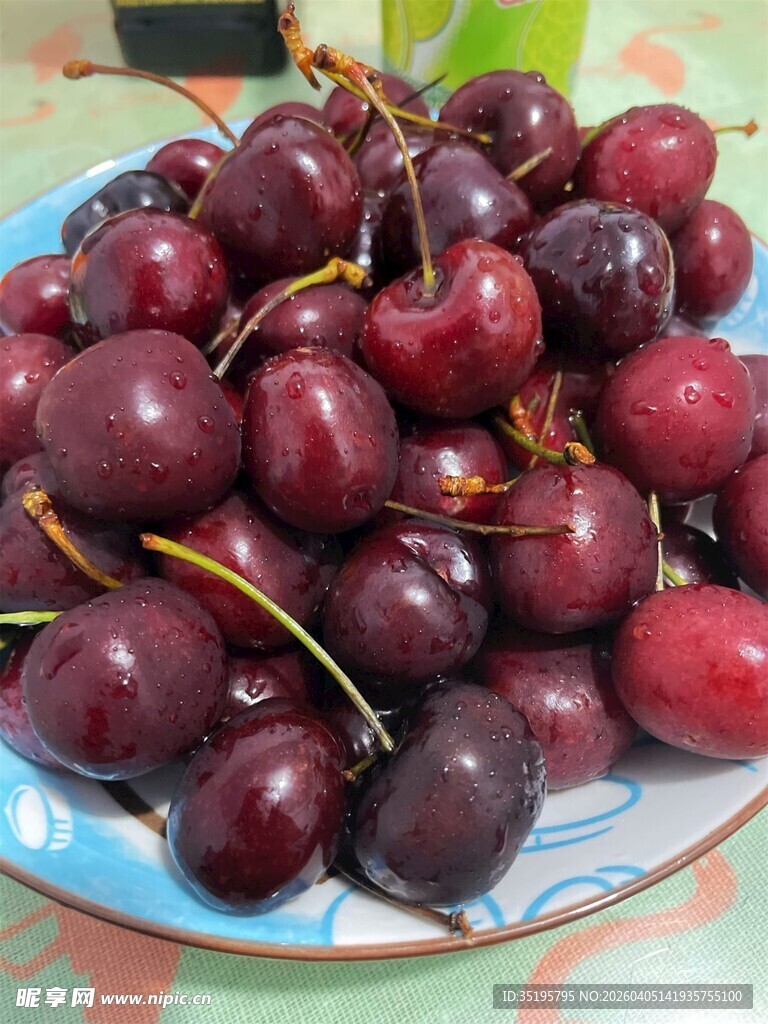 一盘新鲜诱人的红樱桃