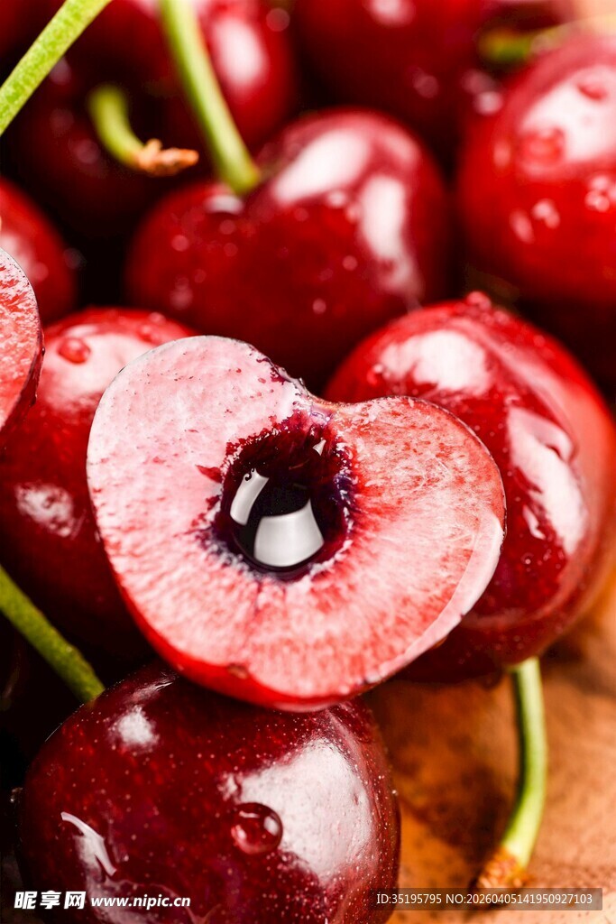 新鲜饱满的诱人车厘子