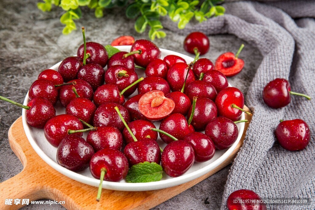 新鲜饱满的樱桃一盘