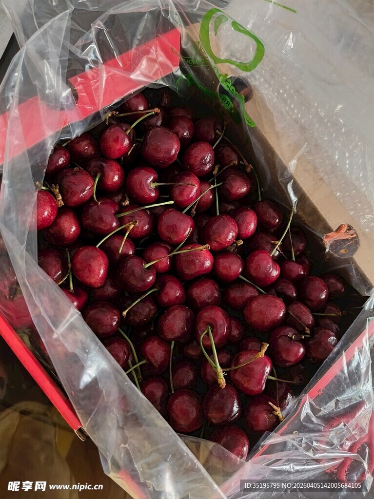 新鲜饱满的盒装樱桃