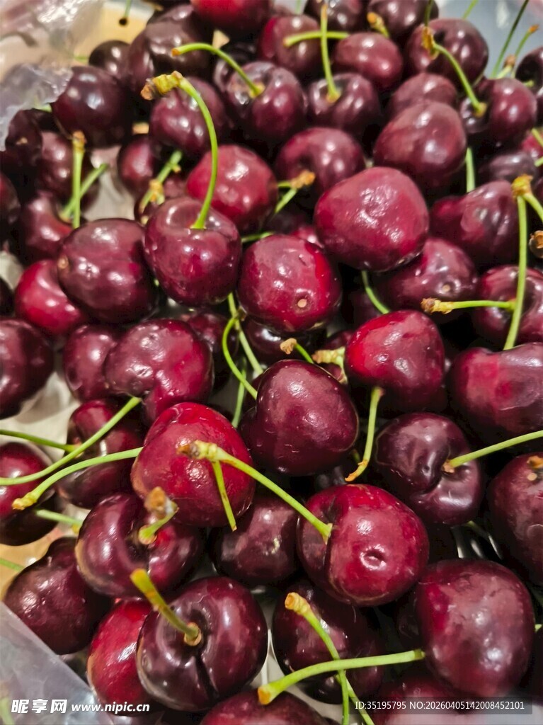 新鲜饱满的车厘子