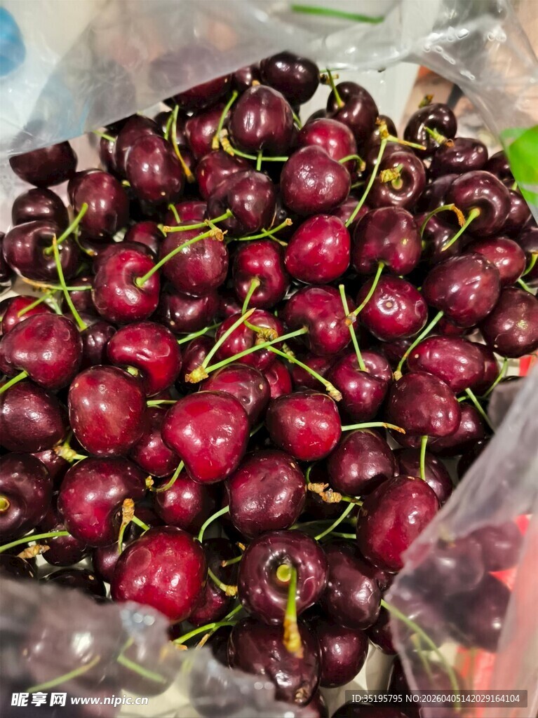 新鲜饱满的车厘子果实