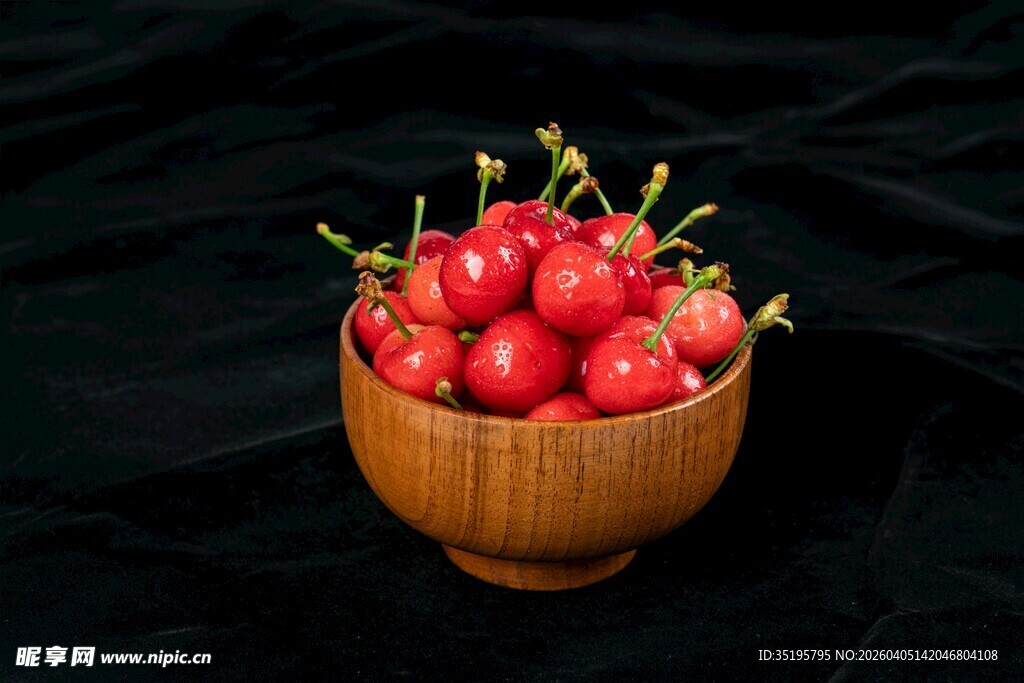 木碗中的鲜红樱桃