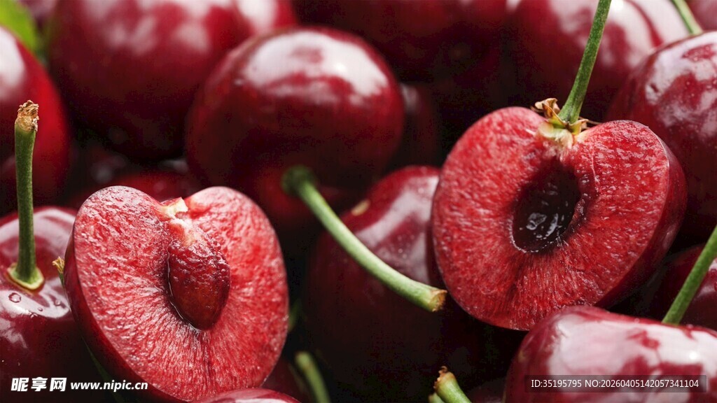 新鲜诱人的切开樱桃