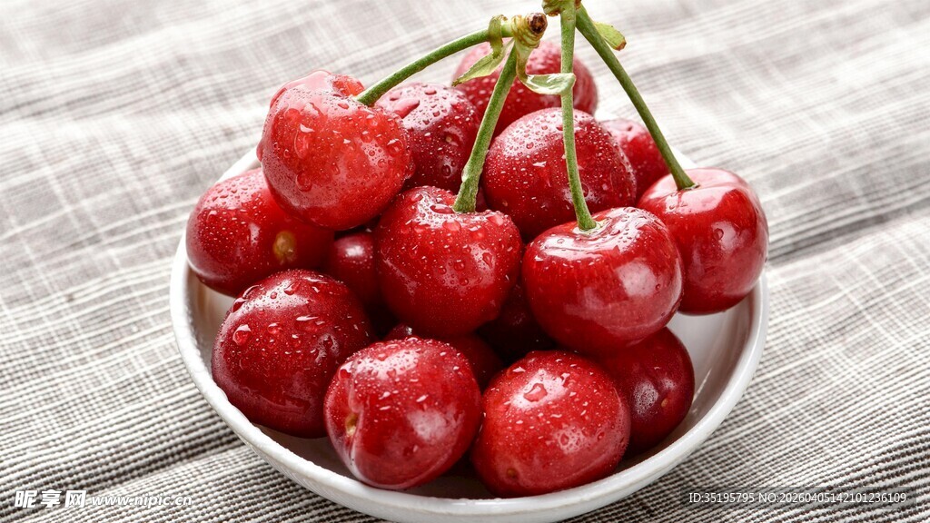 碗中鲜红饱满的新鲜樱桃