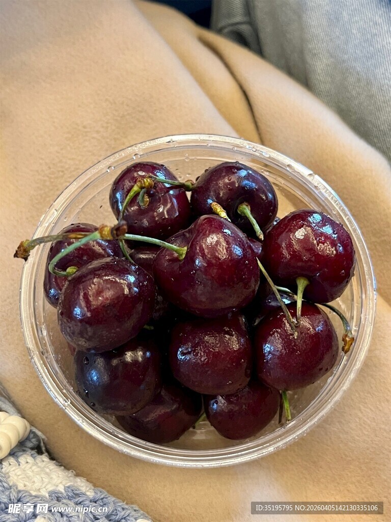 碗中新鲜紫樱桃