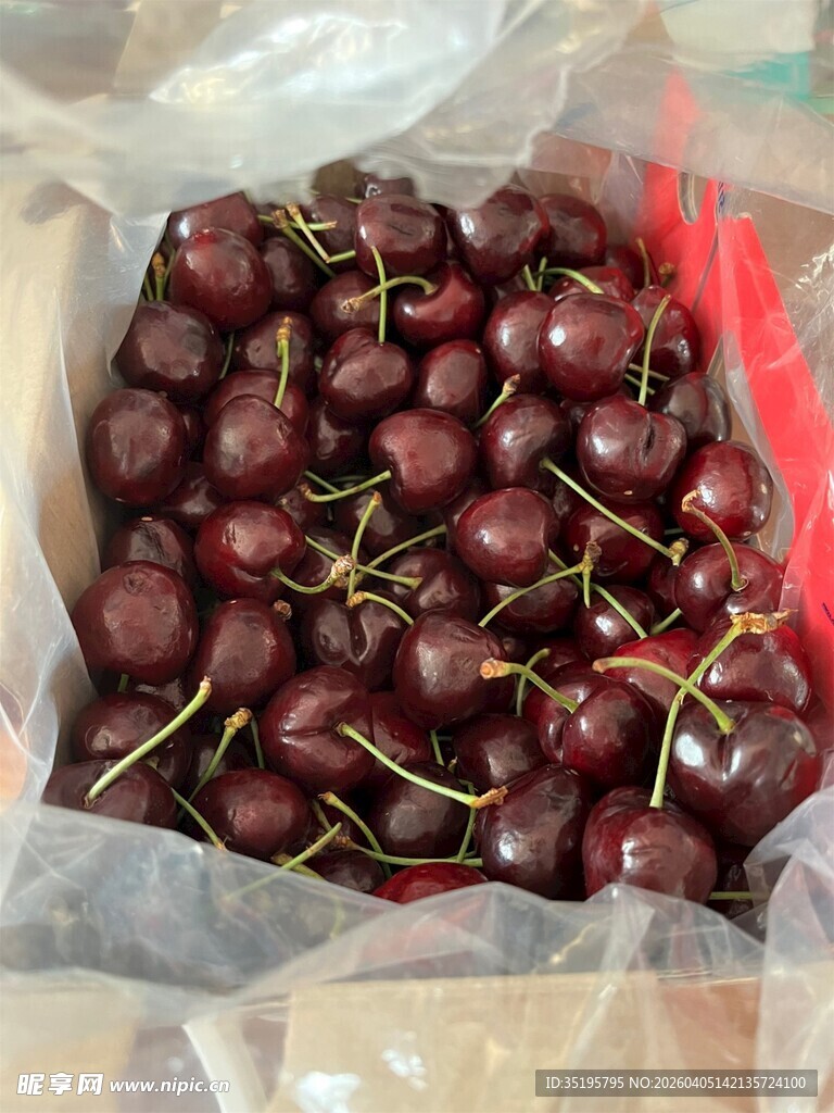 新鲜饱满的袋装樱桃
