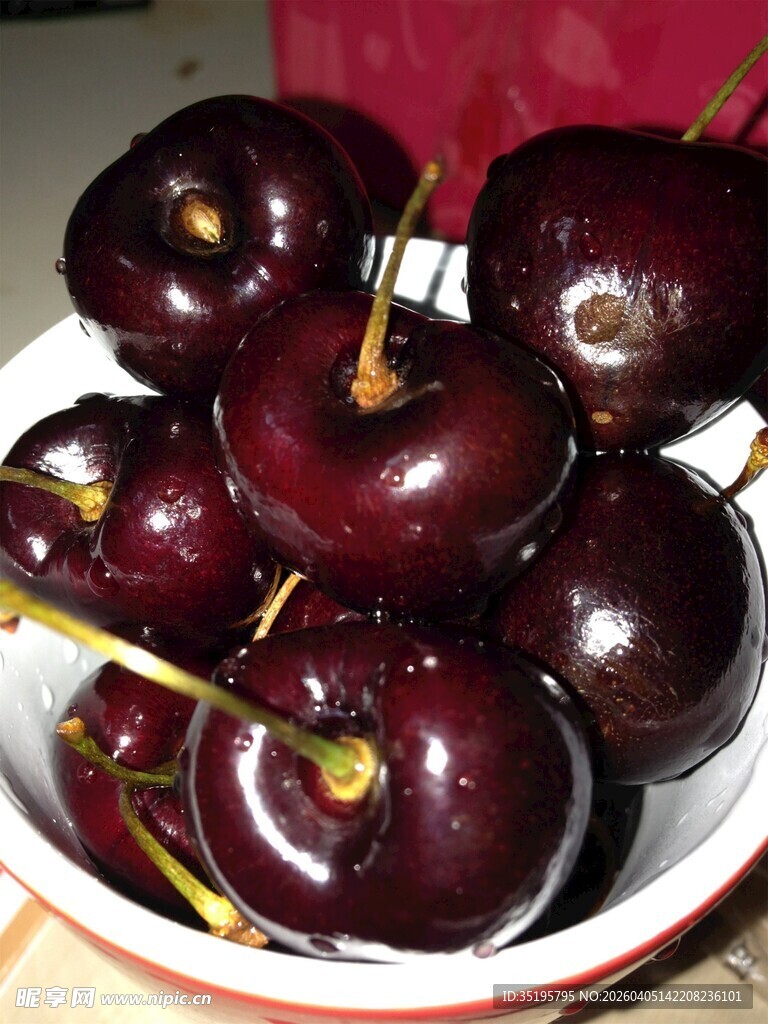 碗中紫黑色新鲜大樱桃
