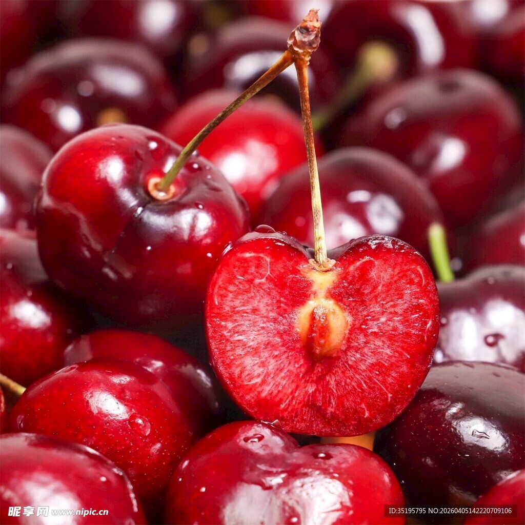 新鲜饱满的多汁红樱桃