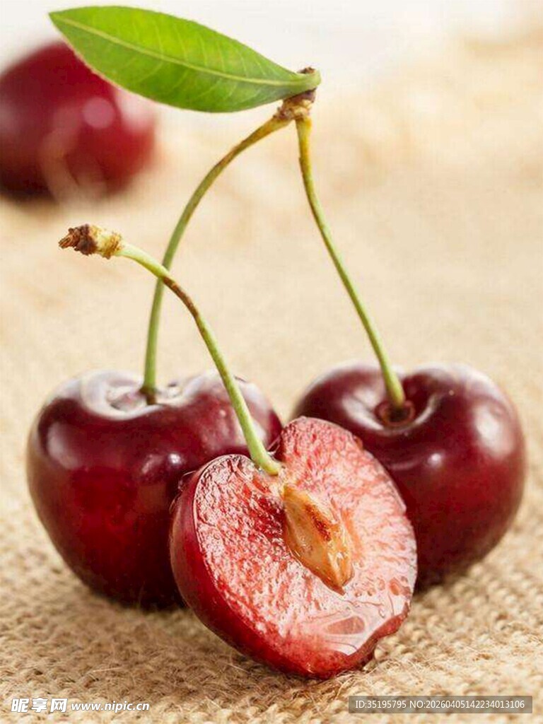 新鲜诱人的红樱桃