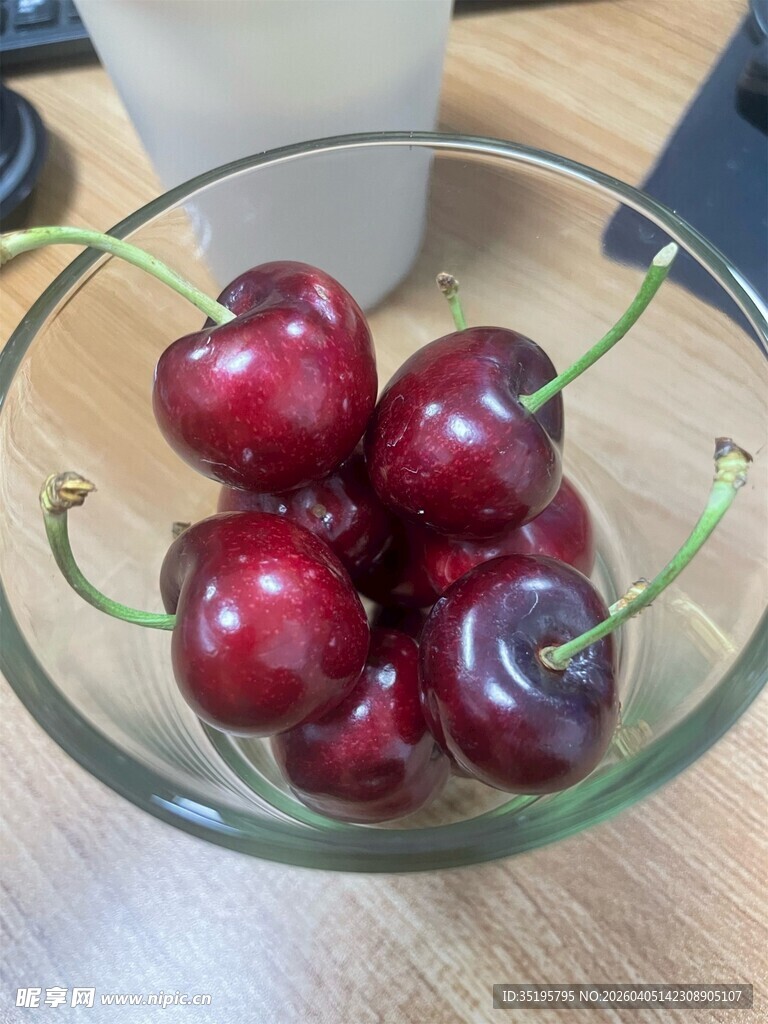 玻璃碗中的新鲜红樱桃