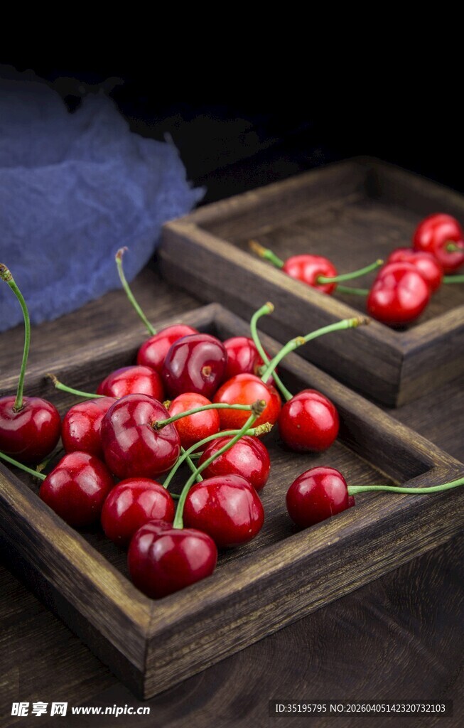 木盒中的新鲜红樱桃