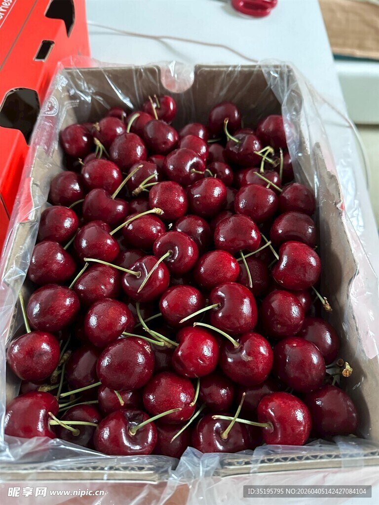 新鲜饱满的盒装樱桃