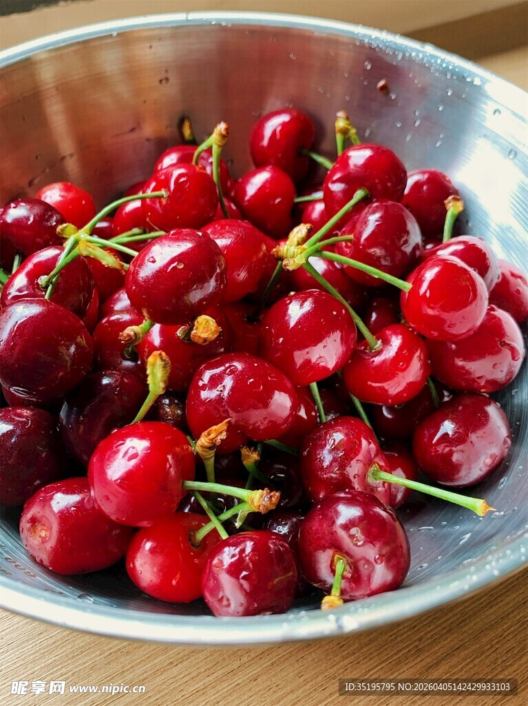 碗中鲜红饱满的新鲜樱桃