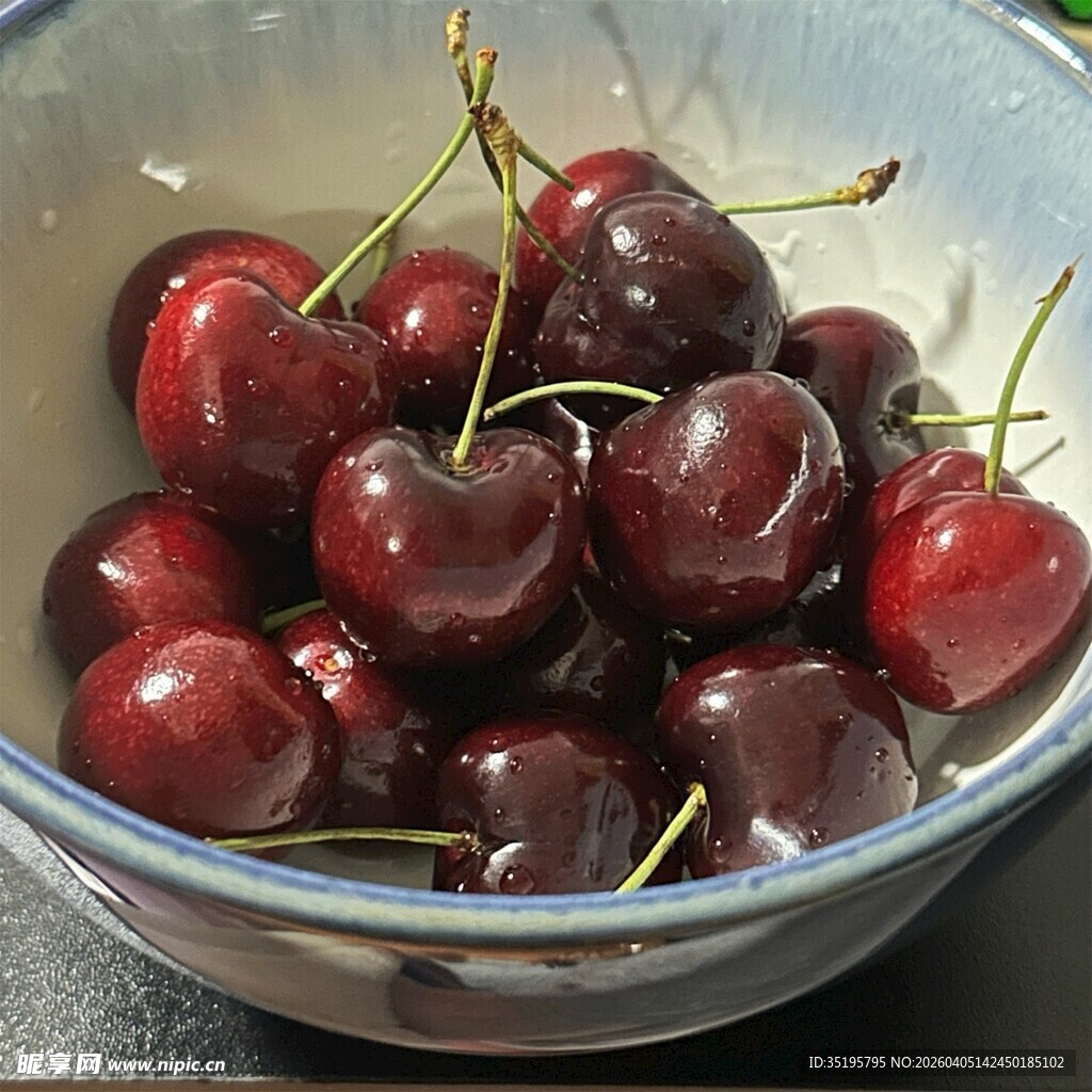 碗中新鲜饱满的红樱桃