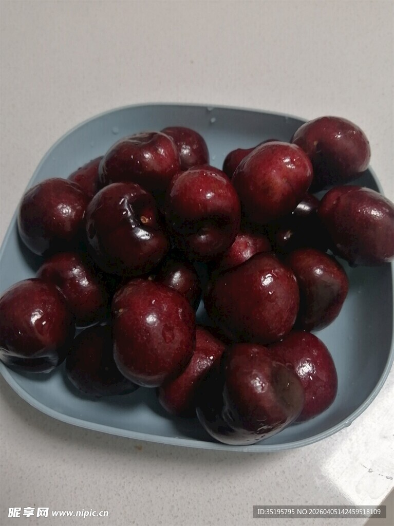 一盘新鲜红樱桃