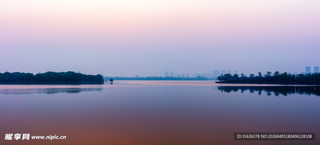 湖畔黎明美景