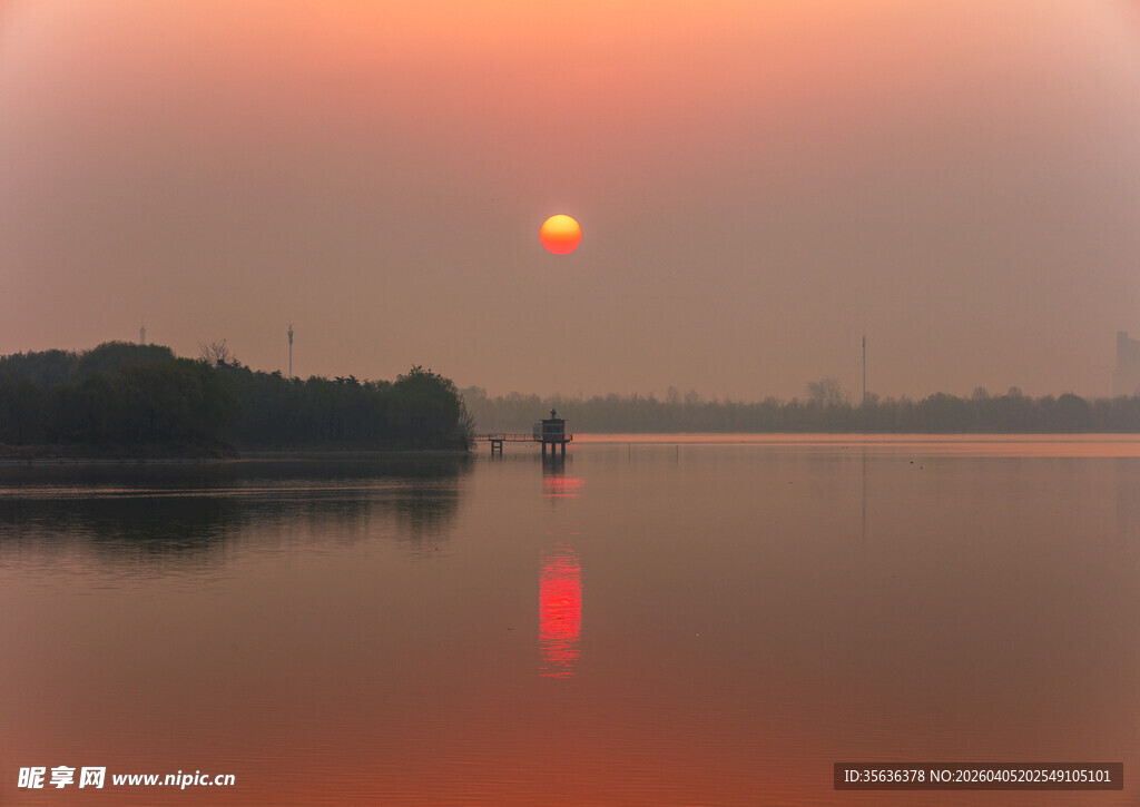 湖畔晨雾下日出美景