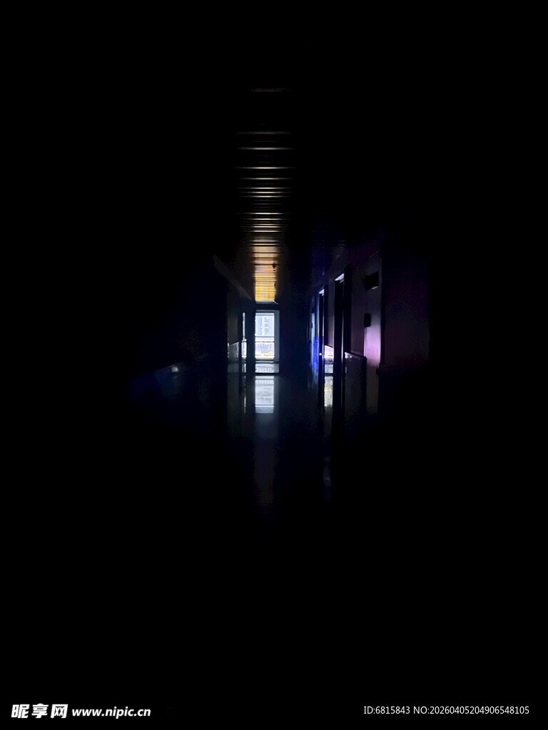 黑暗中透出彩色光芒的通道