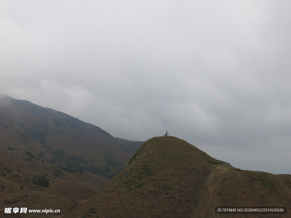 云雾缭绕的山峦景色