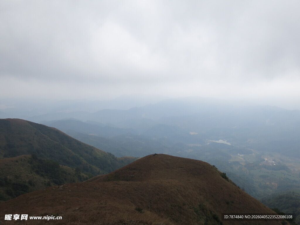 云雾缭绕的山峦景色