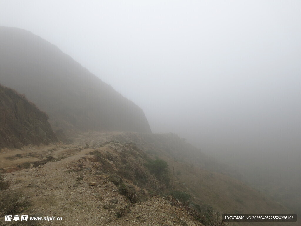 山间雾中蜿蜒的崎岖小路