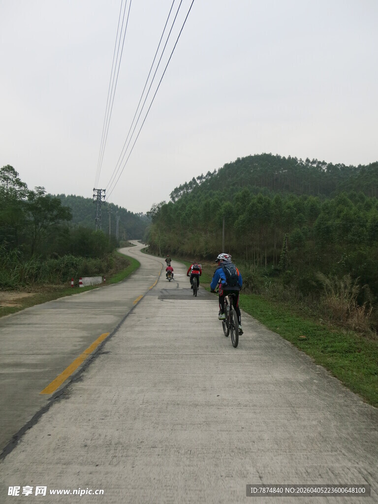 乡村小道上的骑行者
