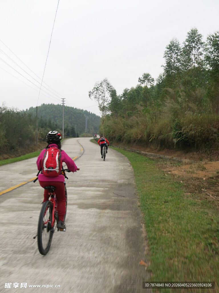 骑行者在乡间道路骑行