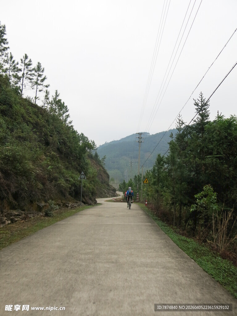 山间小道 独自前行的身影