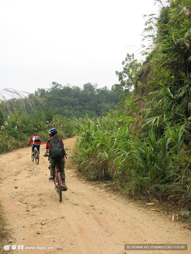 乡村小道骑行者