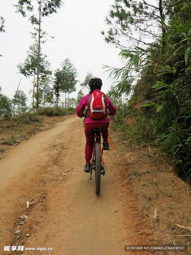骑行者在山间土路上穿行
