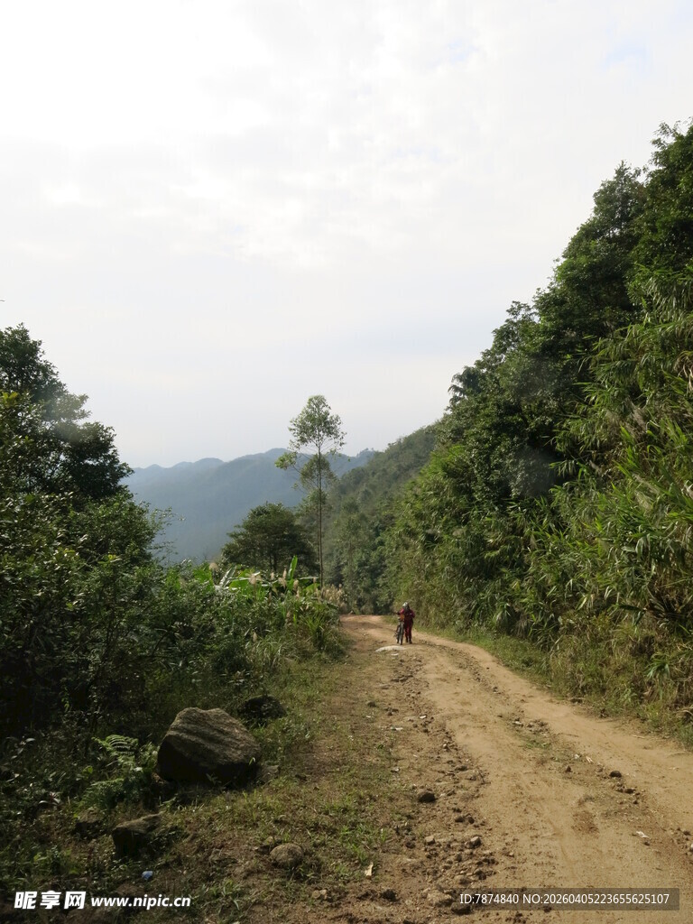 山间土路 一人独行
